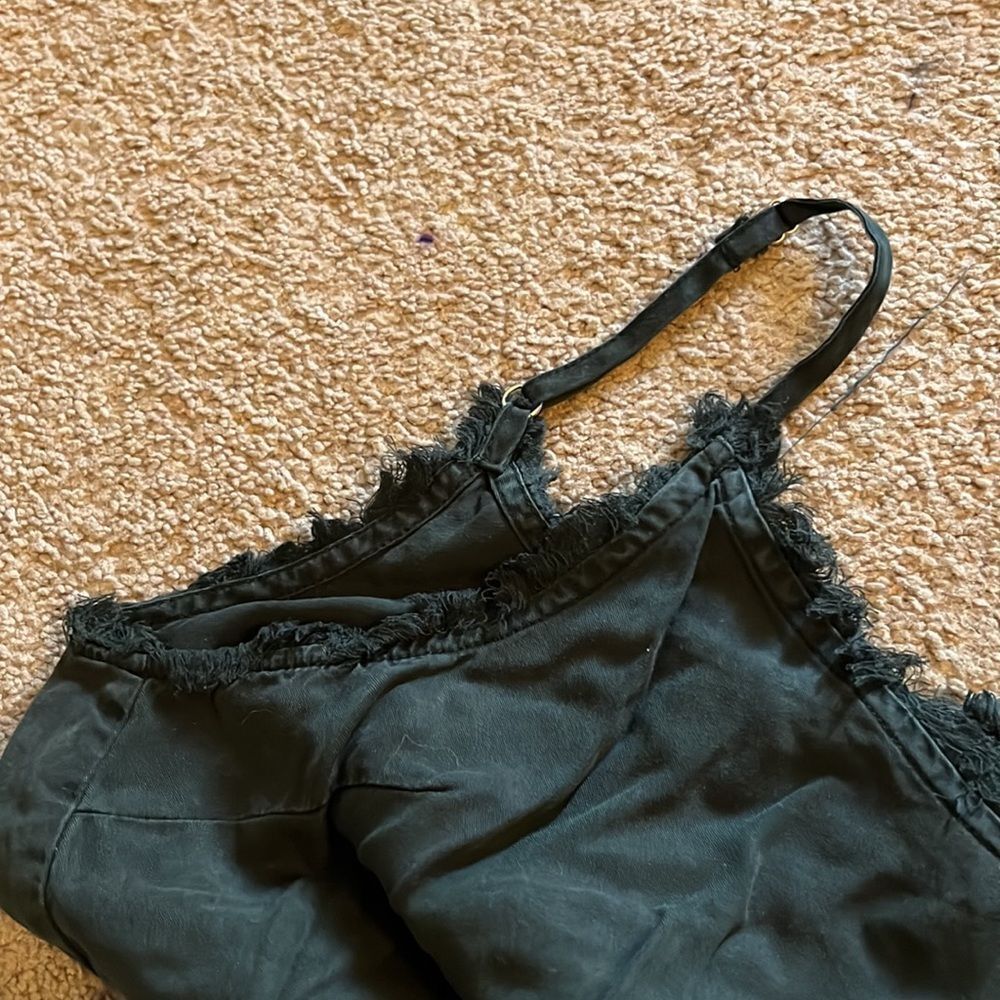 Thread & supply large black dress - Picture 5 of 7